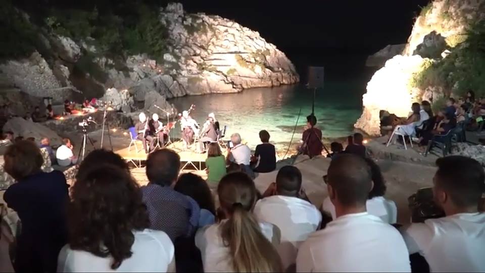 Concerto di classica alla baia  Acquaviva al tg5, in Salento