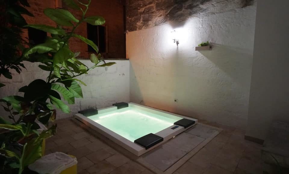 mini piscina per idromassaggio, camere con idromassaggio in salento: minipiscina per gli ospiti con idro alla tana del riccio